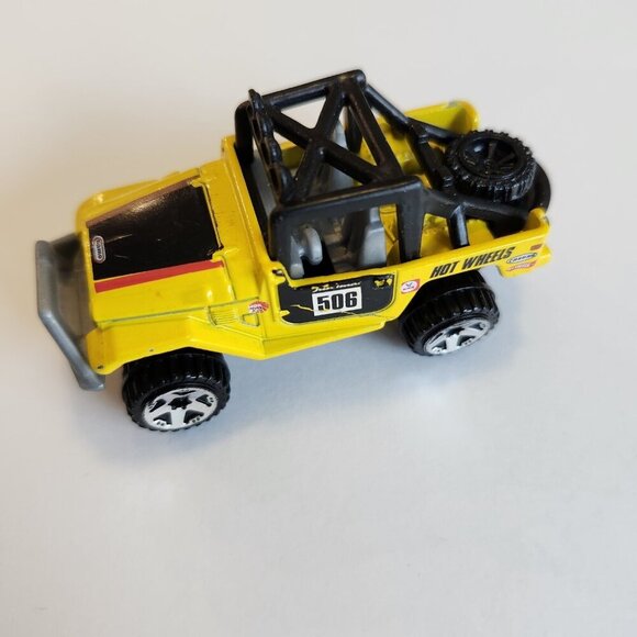 Hot Wheels Toyota Land Cruiser FJ40 Yellow 2010 - Picture 4 of 10